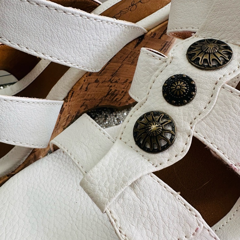 Jaclyn Smith white wedge heels size 8 - Picture 3 of 6